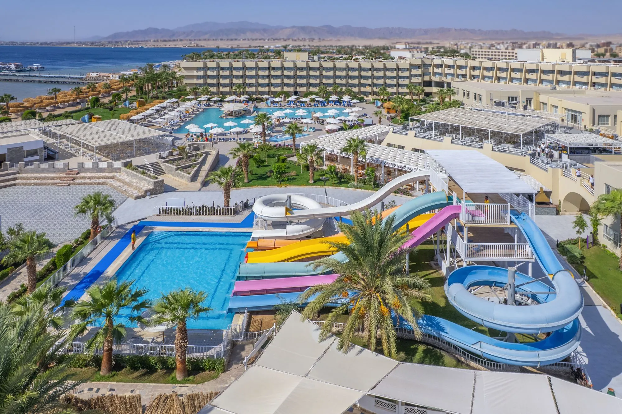 Großes Hotel mit vielen Rutschen